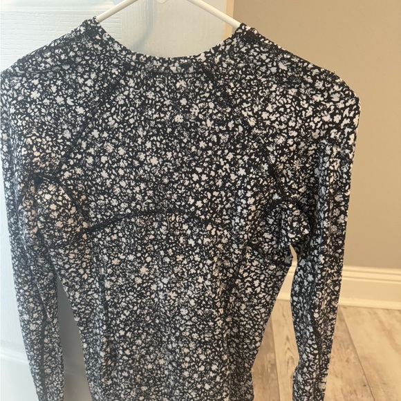 lulu lemon black long sleeve shirt with print size 4 - Picture 4 of 4